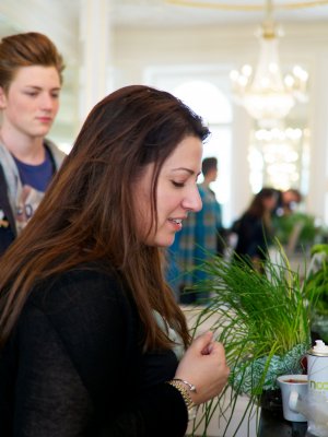 Nina Mohimi vor der AEG-Schauküche Nina Mohimi vor der AEG-Schauküche