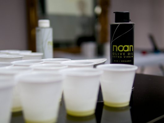 Noan-Olivenöl mit Verkostungsbechern