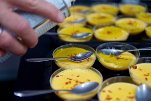Noan-Olivenöl wird über das Mangosorbet gegossen Noan-Olivenöl wird über das Mangosorbet gegossen