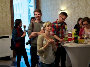 Publikum bei der Weinverkostung Publikum bei der Weinverkostung