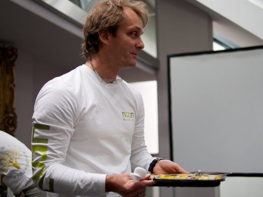 Richard Schweger serviert Mangosorbet mit Olivenöl