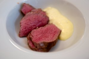 Sous-vide-Steak mit Sauce Hollandaise Sous-vide-Steak mit Sauce Hollandaise
