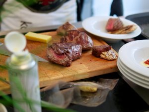 Sous-vide-Steaks auf Holzschneidbrett Sous-vide-Steaks auf Holzschneidbrett