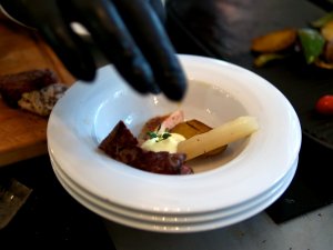 Steak, Hemdbrust und Spargel mit Hollandaise Steak, Hemdbrust und Spargel mit Hollandaise