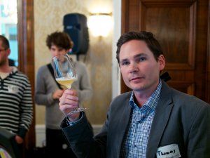 Thomas Stangl mit einem Glas Orange Wine Thomas Stangl