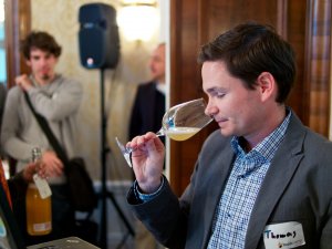 Thomas Stangl schaut tief ins Glas Thomas Stangl schaut tief ins Glas