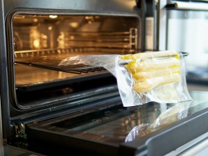 Vakuumierter Spargel im AEG-Multi-Dampfgarer Vakuumierter Spargel im AEG-Multi-Dampfgarer