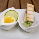 Saiblingskaviar, Sauerrahm & Limette / Toast mit Senfgurken