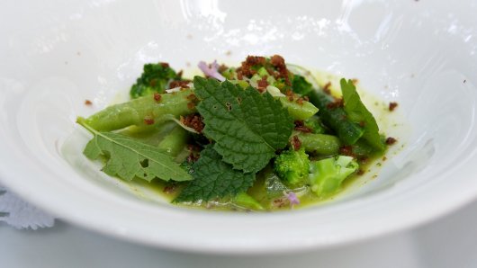 Kleiner Salat von Schlangenbohnen, Brokkoli, Paprika, Erbsensaft & Taubnessel