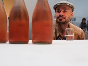 Andreas Gugumuck bewundert den Frizzante Andreas Gugumuck bewundert den Frizzante