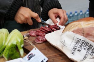 Aufgeschnittene Mangalitza-Salami von Roman Thun Aufgeschnittene Mangalitza-Salami von Roman Thum