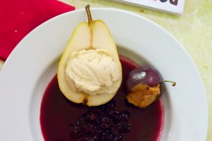 Birne gefüllt mit Birneneis und Zwetschke gefüllt mit Zwetschkeneis Birne gefüllt mit Birneneis und Zwetschke gefüllt mit Zwetschkeneis auf Fruchtspiegel