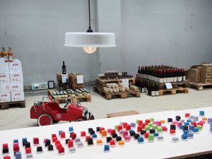 Die RoughCutHall mit Riess-Email-Lampen von improvisiert vom Design-Duo Dottings Die RoughCutHall mit Riess-Email-Lampen von improvisiert vom Design-Duo Dottings