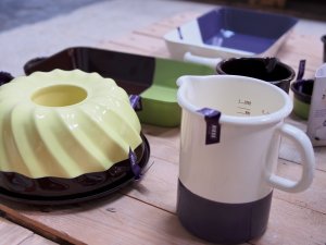 Email-Backformen und -Meßbecher von Riess Email-Backformen und -Meßbecher von Riess