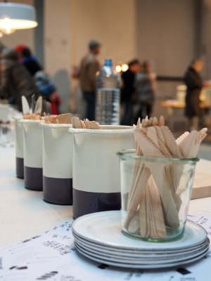 Email-Meßbecher und -Untersetzer von Riess Email-Meßbecher und -Untersetzer von Riess