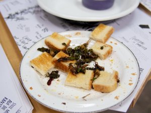 Gegrillte Grillen Sautierte Grillen mit Knoblauch und Toast