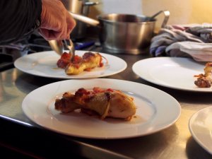 Geschmortes Hendl wird angerichtet Geschmortes Hendl wird angerichtet