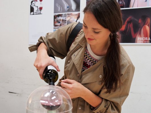 Julia Kaisinger füllt den Weinvaporisator nach