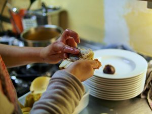 Stopfen einer Birnenhälfte mit Birneneis Stopfen einer Birnenhälfte mit Birneneis