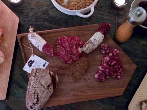 Brettljause, RoughCut-Style Mangalitza- und Wildschweinsalami von Roman Thum auf dem RoughCut-Board