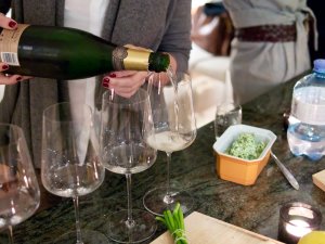 Jahrgangschampagner wird ausgeschenkt Jahrgangschampagner wird ausgeschenkt