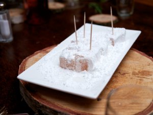 Mastix-Lokum mit Staubzucker Mastix-Lokum mit Staubzucker