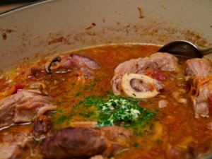 Ossobuco alla milanese im Schmortopf Ossobuco alla milanese im Schmortopf