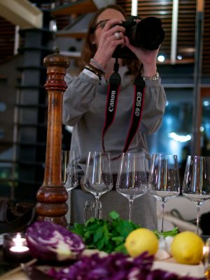 Pfeffermühle, Weingläser, Rotkraut, Zitronen und eine große Kamera Pfeffermühle, Weingläser, Rotkraut, Zitronen und eine große Kamera