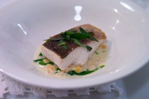 Seesaibling aus der Pfanne mit Linsen, Spinat & Schalottenbutter Seesaibling aus der Pfanne mit Linsen, Spinat & Schalottenbutter