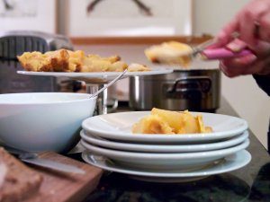Tarte tatin mit Birnen wird angerichtet Tarte tatin mit Birnen wird angerichtet