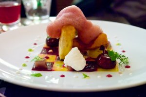 Brietarte & gebackener Brie, rote Rüben, Isabellatraubengelée Brietarte & gebackener Brie, rote Rüben, Isabellatraubengelée