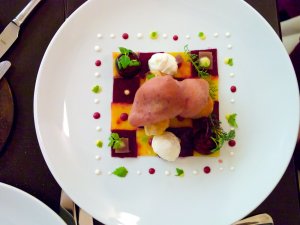 Brietarte & gebackener Brie, rote Rüben, Isabellatraubengelée als Schachbrett arrangiert Brietarte & gebackener Brie, rote Rüben, Isabellatraubengelée