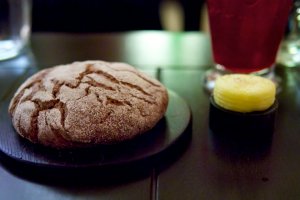 Brot von der Hofbäckerei Edegger-Tax und gesalzene Butter Brot von der Hofbäckerei Edegger-Tax und gesalzene Butter