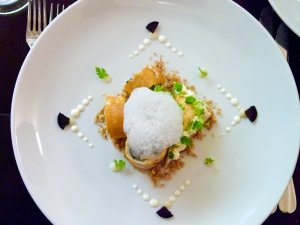 Gebackene Garnele, Taschenkrebstartare, Nußtarte, schwarze Nüsse Gebackene Garnele, Taschenkrebstartare, Nußtarte, schwarze Nüsse