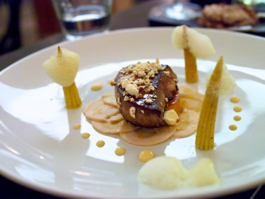 Hendl-Curry-Galantine, gebratene Foies gras, Mais-Crème-Karamell