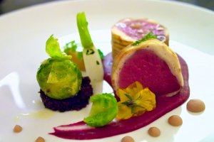 Hirschrücken im Baumkuchenmantel, Rotkrautcrème, gefüllte Kohlsprosse Hirschrücken im Baumkuchenmantel, Rotkrautcrème, gefüllte Kohlsprosse, Pumpernickelerde