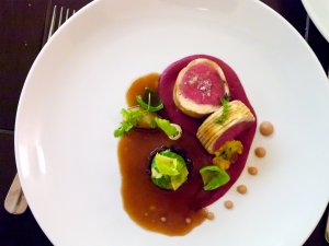 Hirschrücken im Baumkuchenmantel, Rotkrautcrème, gefüllte Kohlsprosse mit Sauce Hirschrücken im Baumkuchenmantel, Rotkrautcrème, gefüllte Kohlsprosse mit Sauce