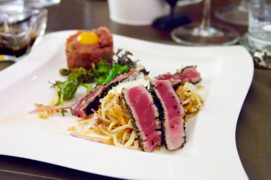 Kurz angebratener Thunfisch auf Sojasproßensalat mit Wasabiscreme vs. Beef tartare mit Wachteleidotter