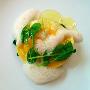 Raviolon, Schaffrischkäse, Eigelb, Blattspinat, Mimolette Raviolon, Schaffrischkäse, Eigelb, Blattspinat, Mimolette
