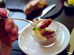 Steak tartare als zweiter Gruß aus der Küche Steak tartare in der Brasserie Santner