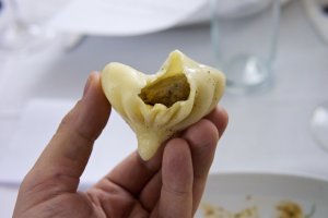 Angebissene Khink'ali Angebissene ხინკალი (Khink'ali) - Teigtaschen mit Faschiertem gefüllt