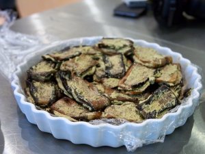 Badridschani nigwsit ნიგვზიანი ბადრიჯანი (Nigvziani badrijani) - gebratene Melanzani mit Walnußpaste