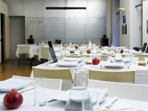 Gedeckte Tische warten auf die Gäste Die mit Granatäpfeln und Nüssen dekorierte Tische warten auf die Gäste