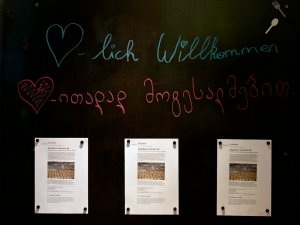 Herzlich Willkommen "Herzlich Willkommen" auf Deutsch und Georgisch