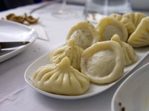 Khink'ali am Tisch Fertige ხინკალი (Khink'ali) - Teigtaschen mit Faschiertem gefüllt