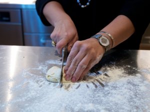 Khink'ali-Kochkurs I Der Teig für Khink'ali wird geschnitten