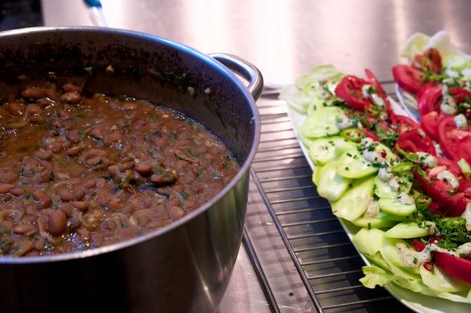 ლობიო (Lobio) - Bohneneintopf und კიტრის და პამიდორის სალათა ნიგვზით (K'it'ris da p'amidoris salata nigvzit) - Gruken-Paradeiser-Salat mit Walnußsauce