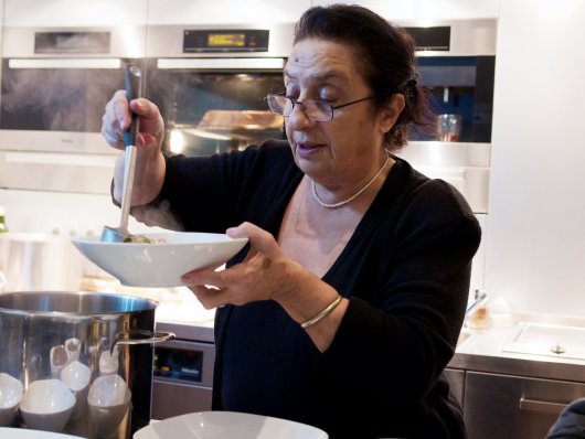 Manana Ninidze schöpft Chakapuli in einen Teller