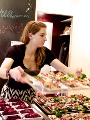 Servieren Servieren von Tabletts mit georgischen Speisen