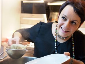 Tamara Agiashvili hebt ein Khink'ali aus dem Topf Tamara Agiashvili hebt ein Khink'ali aus dem Topf